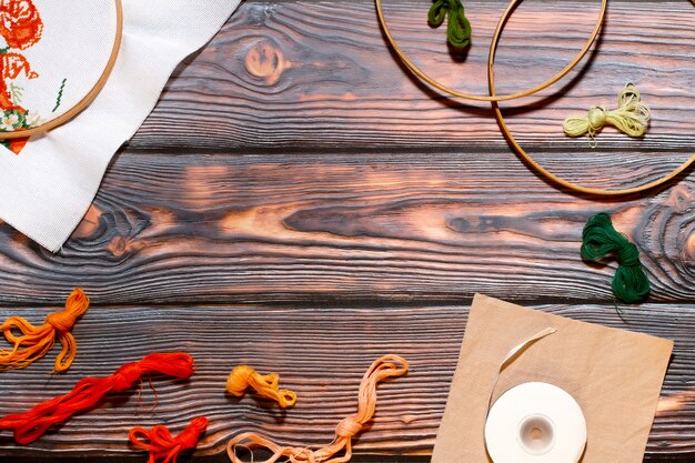 Masă de lucru cu fire și tambur